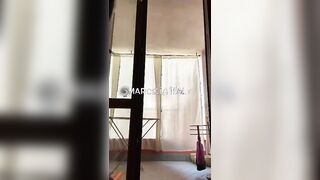 Esibizionista trans con cazzo in tiro alla finestra