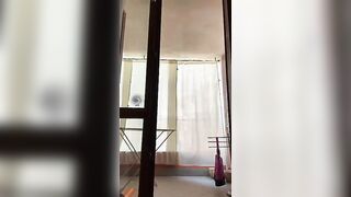 Esibizionista trans con cazzo in tiro alla finestra