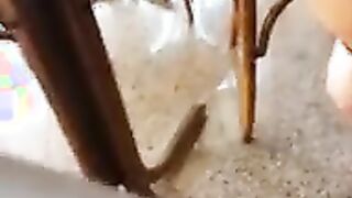 Esibizionista italiana fa la troia al bar e si sditalina in auto