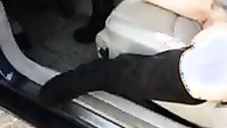 Esibizionista italiana fa la troia al bar e si sditalina in auto