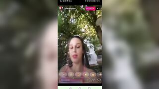 Asia esce le tette sulla panchina