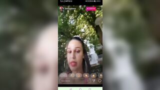 Asia esce le tette sulla panchina