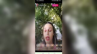 Asia esce le tette sulla panchina