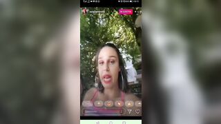 Asia esce le tette sulla panchina