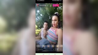 Asia esce le tette sulla panchina