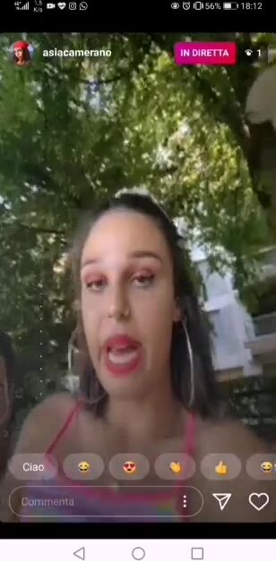 Asia esce le tette sulla panchina