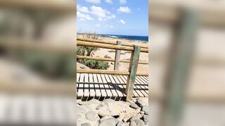 Moglie esibizionista si masturba in spiaggia