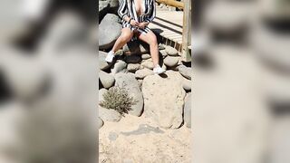 Moglie esibizionista si masturba in spiaggia