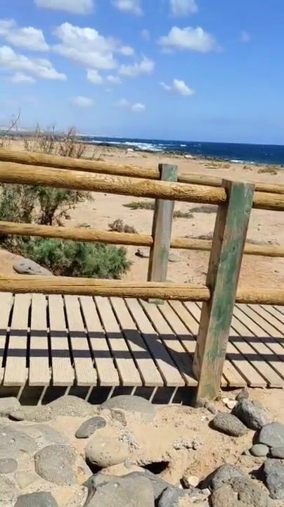 Moglie esibizionista si masturba in spiaggia