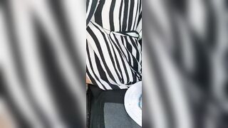 Italiana si spoglia in macchina - ASPETTO QUALCHE CAZZO