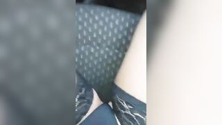 Moglie in auto mostra la fichetta