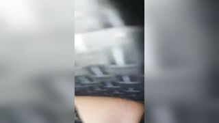 Moglie in auto mostra la fichetta