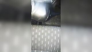 Moglie in auto mostra la fichetta