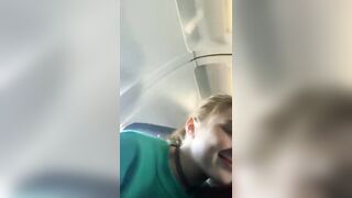 Riprendono col cellulare un pompino in aereo