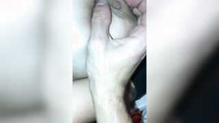 Tocca le tettone delle fidanzata tatuata