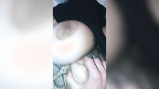 Tocca le tettone delle fidanzata tatuata