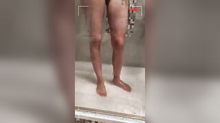 Ragazza bionda italiana sotto la doccia