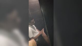 Coppia ripresa mentre scopa nel bagno della discoteca