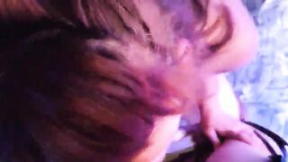 Serata al club privè spompinando due cazzi