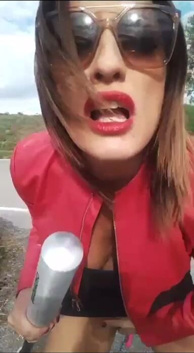 Esibizionista di Modena all'aperto - La mazza la infilo solo nel culo ragazzi