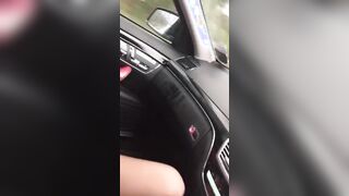 Italiana esibizionista si masturba mentre lui guida