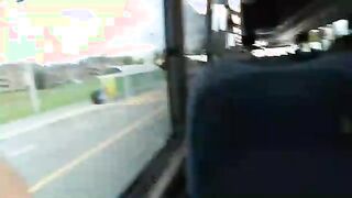 Ragazza esibizionista fa un pompino in autobus al fidanzato