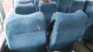 Ragazza esibizionista fa un pompino in autobus al fidanzato