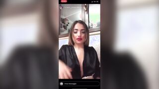 Ragazza italiana Periscope flash tette