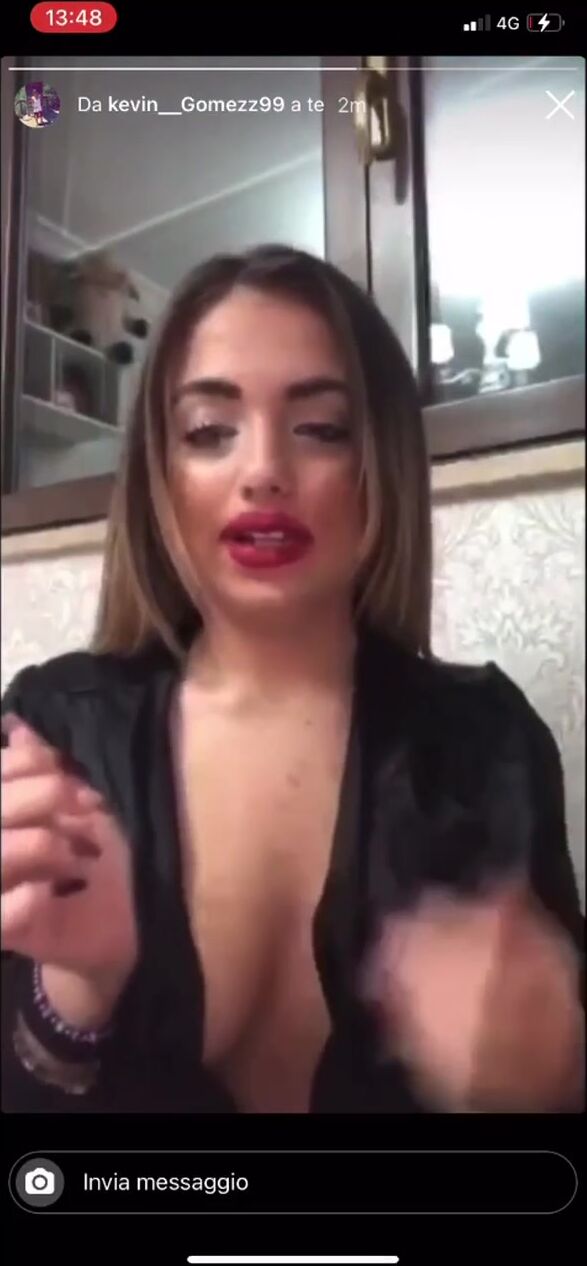 Ragazza italiana Periscope flash tette