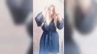 Spogliarello biondina italiana tatuata