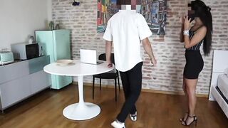 Ragazza italiana parla al cellulare col fidanzato e fa sesso con l'amico