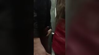 Pompino e scopata coppia in un bagno pubblico