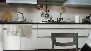 Ragazza italiana esibizionista si masturba in giardino