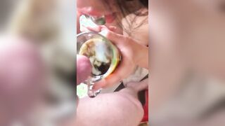 Sborratina calda nel suo caffè