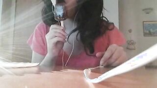 Succhia il ghiacciolo come una cazzo la troietta