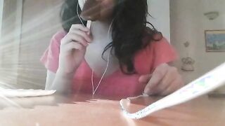 Succhia il ghiacciolo come una cazzo la troietta