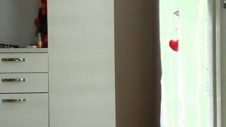 Eccita il ragazzo delle consegne rimanendo nuda davanti a lui