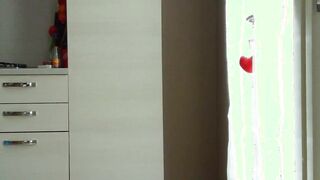 Eccita il ragazzo delle consegne rimanendo nuda davanti a lui