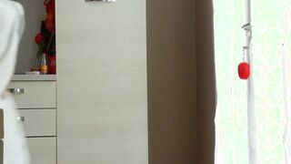 Eccita il ragazzo delle consegne rimanendo nuda davanti a lui