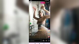 Paola Saulino nella doccia mostra il suo bel culone