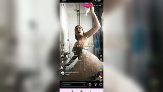 Paola Saulino nella doccia mostra il suo bel culone