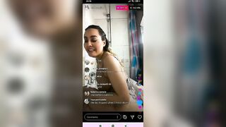 Paola Saulino nella doccia mostra il suo bel culone