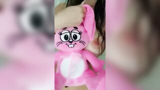 Ragazza tettona abbronzata