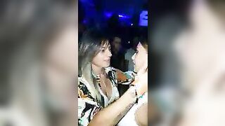 Maremma maiala - Ragazze italiane slinguano in discoteca