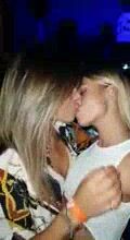 Maremma maiala - Ragazze italiane slinguano in discoteca