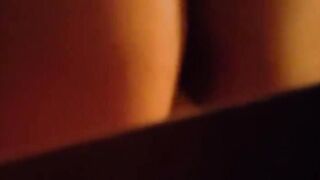 Moglie italiana si masturba guardando un pornetto