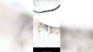 Giuliana si accarezza la fica pelosa