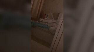 Ragazza italiana si masturba allo specchio