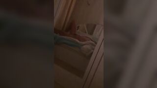 Ragazza italiana si masturba allo specchio