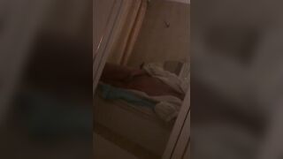 Ragazza italiana si masturba allo specchio